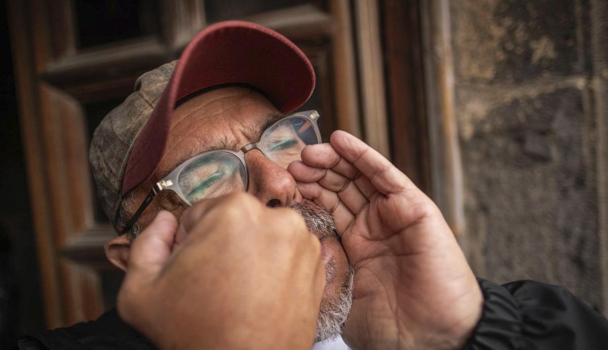 Un silbador muestra su habilidad en la práctica de este tipo de lenguaje. | ANDRÉS GUTIÉRREZ