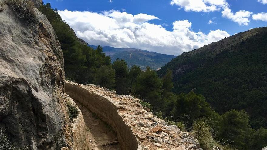 Así es el sendero más bonito de Almería: con túneles, puentes colgantes, cascadas y vistas de infarto
