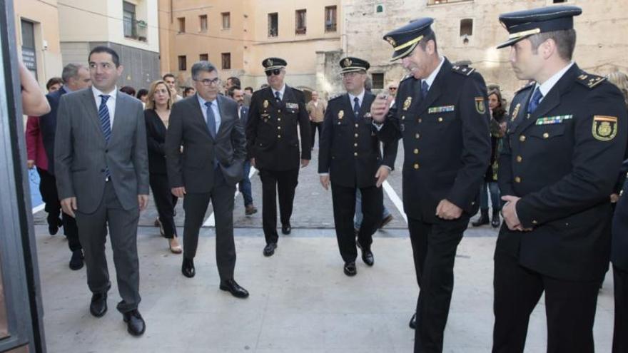 Imagen de el acto de apertura celebrado esta mañana en la nueva comisaría de la Plaça Les Xiques