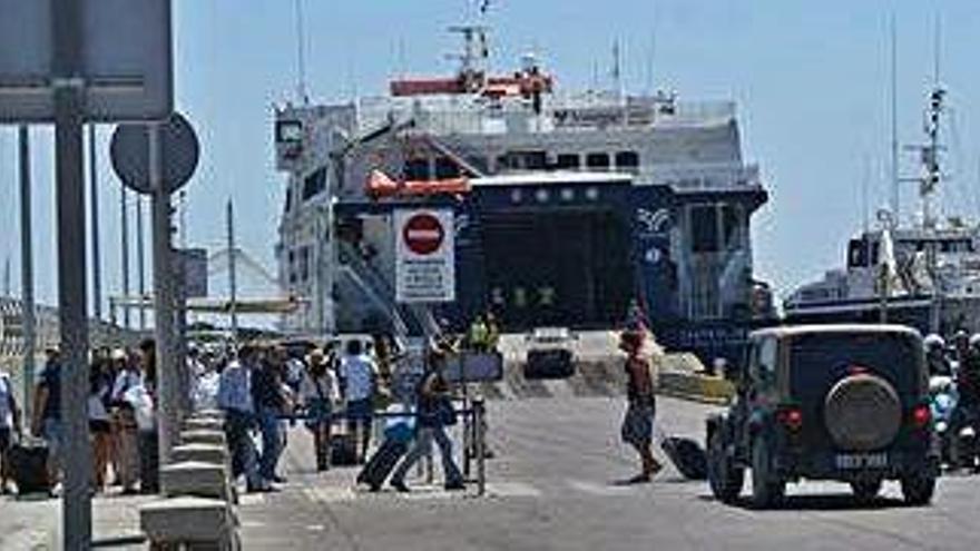 Coches embarcando en el ferry en Formentera.