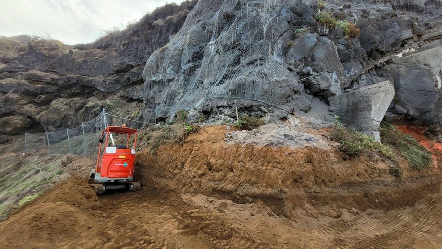 Work on the new access stairway to Los Patos beach is reactivated