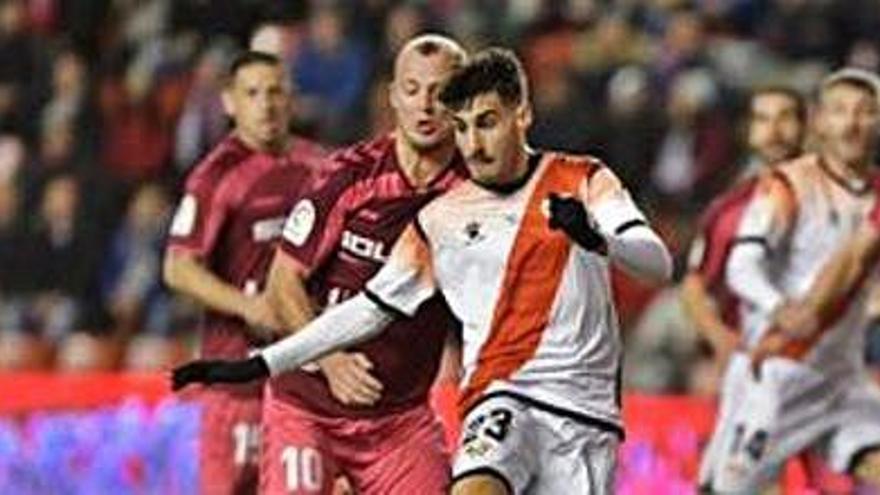 Zozulya pressiona el jugador del Rayo Óscar Valentín.