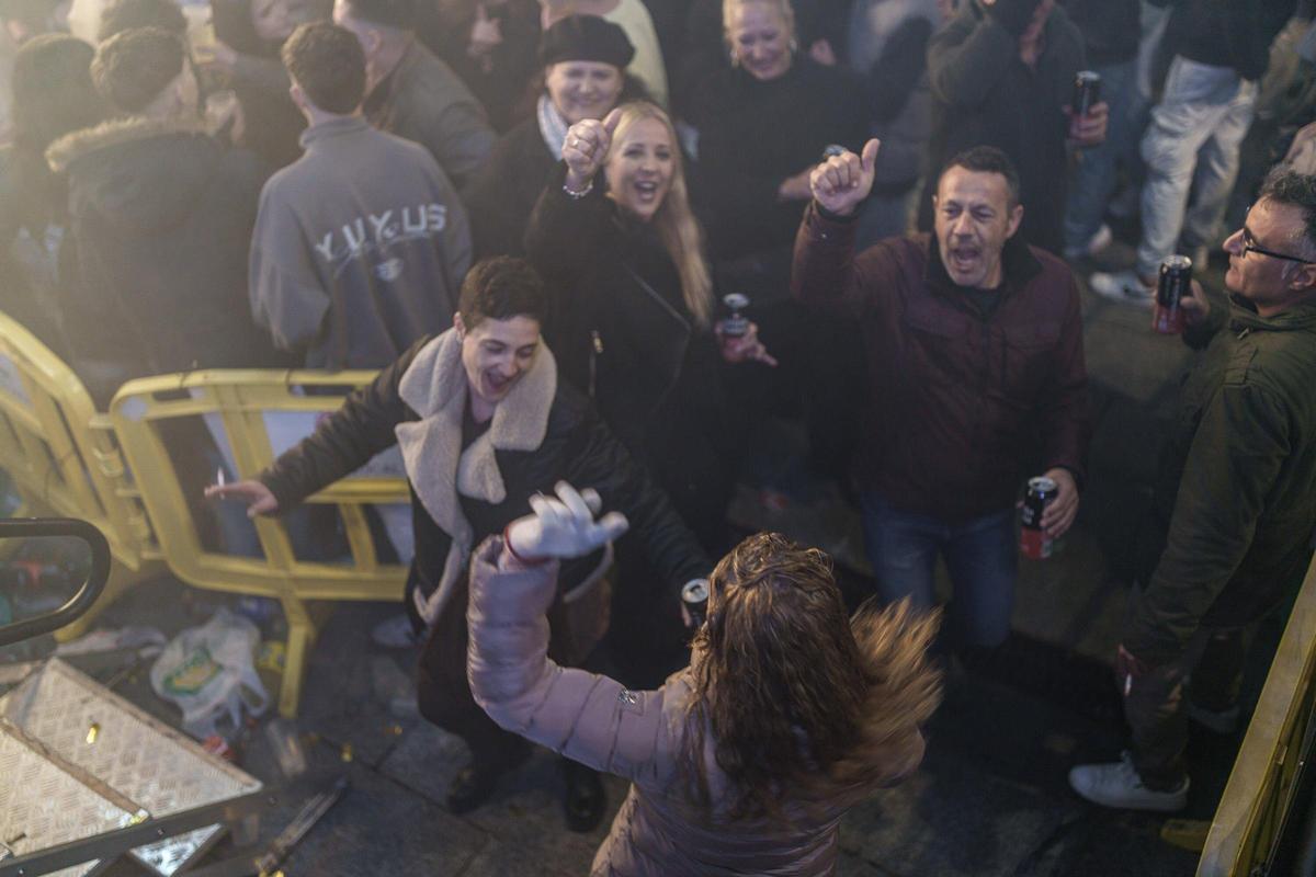 Miles de personas llenaron la plaza de España.