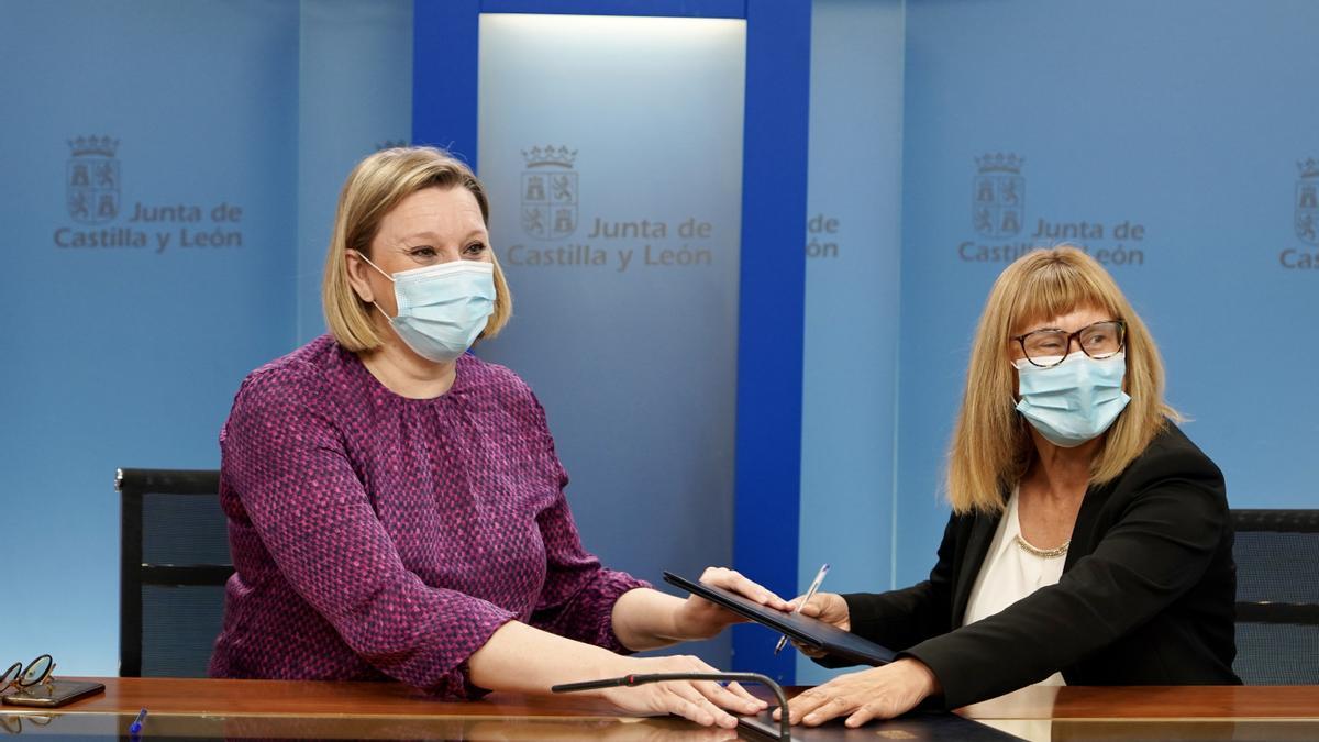 La consejera de Familia, Isabel Blanco, junto a  la presidenta de la Federación Salud Mental de Castilla y León, Elena Briongos, durante la firma del acuerdo.