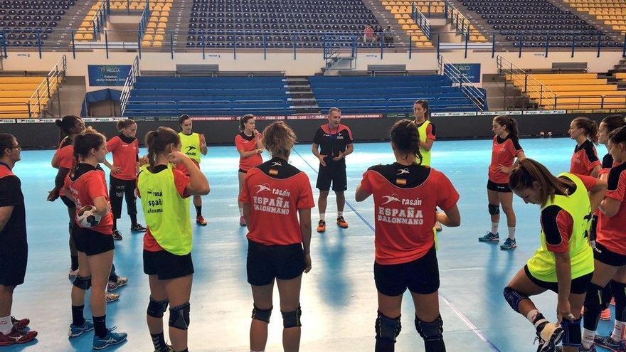 Carlos Viver charla con las jugadoras durante un entrenamiento previo al partido ante Turquía. // RFEBM