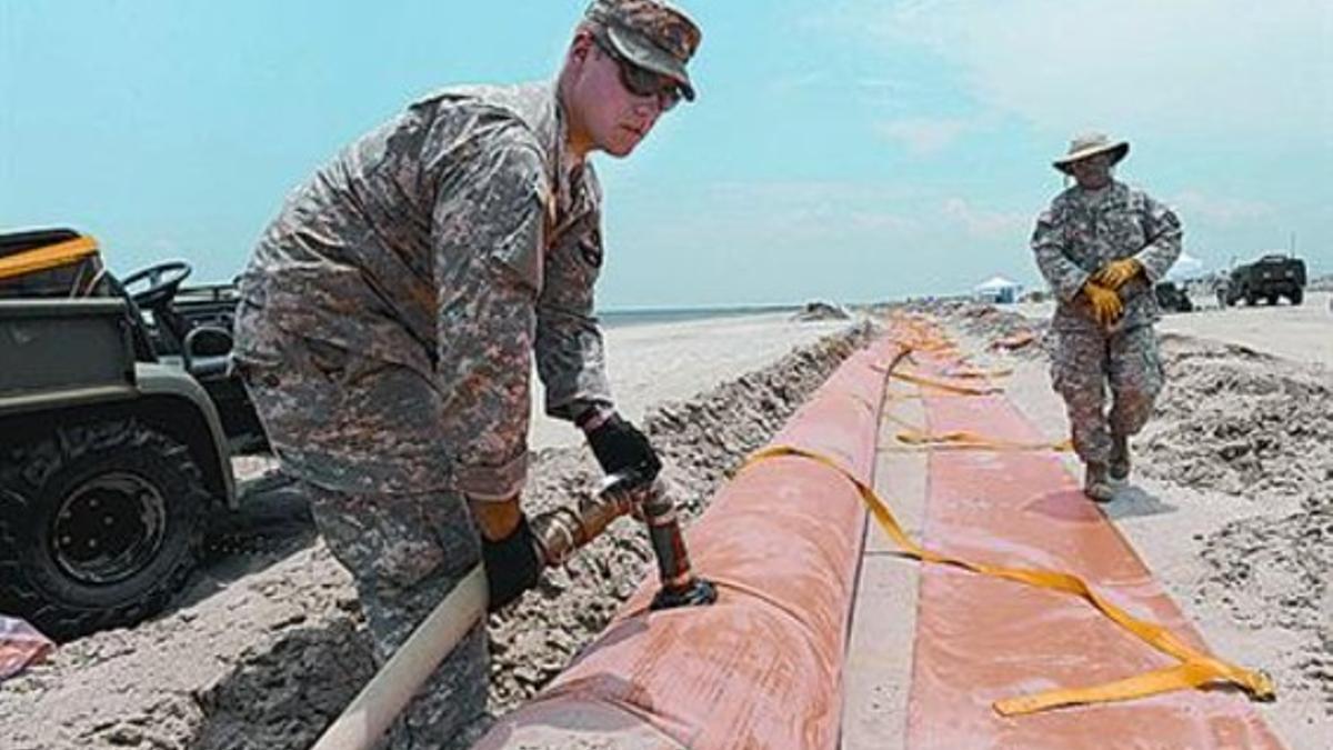 Miembros de la Guardia Nacional de Luisiana preparan una barrera, ayer.