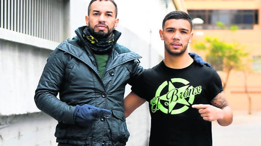 Aramis Torres (d) junto a su entrenador, Yeray García ´el Pera´.