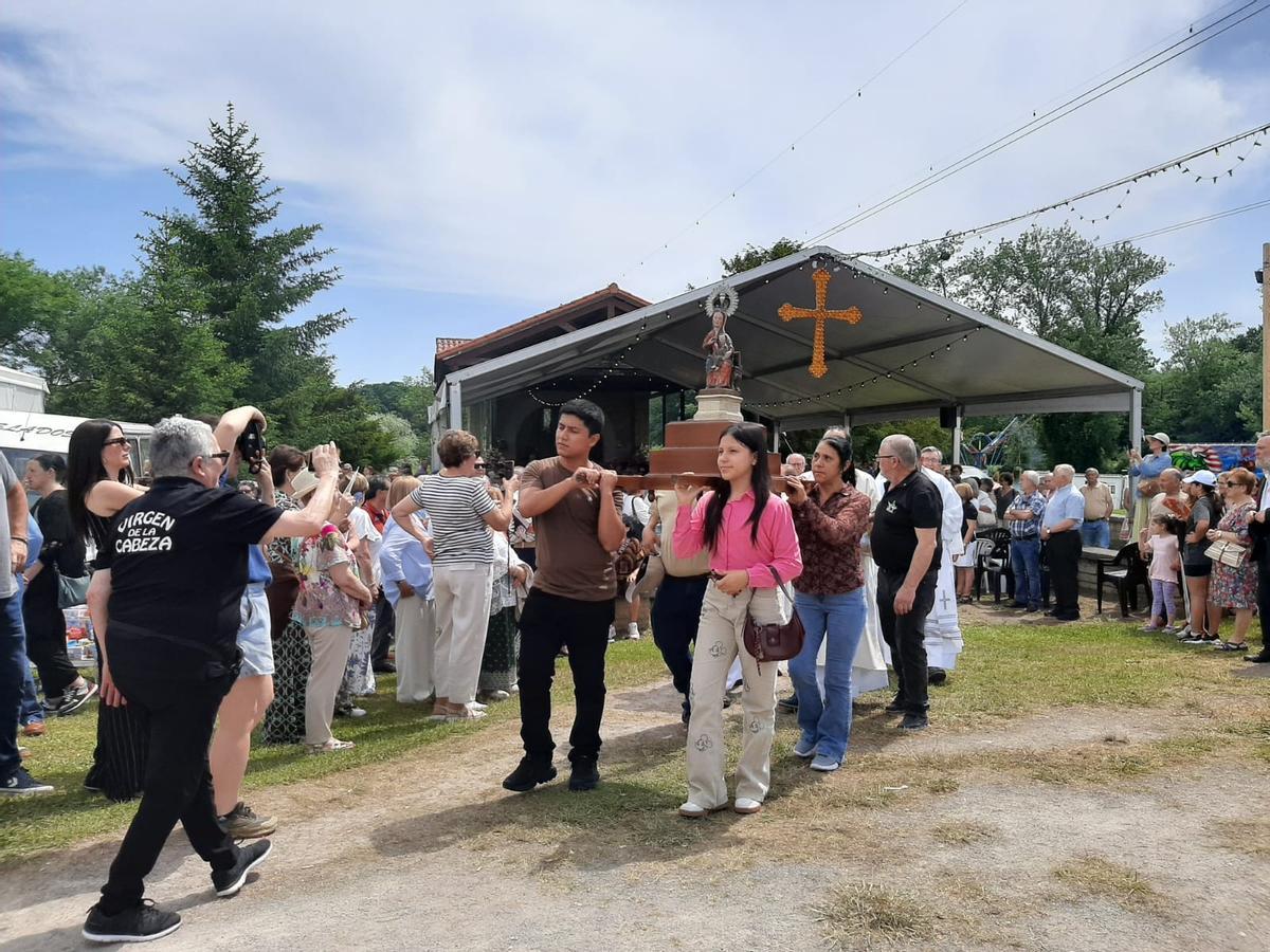Un momento de la procesión, con la Virgen de la Cabeza portada por la famiia de Edgar Perales