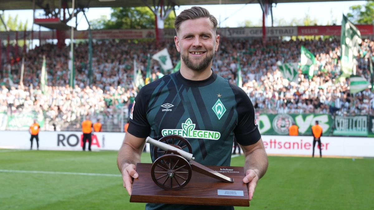 Niclas Füllkrug, posando con el trofeo de máximo goleador de la Bundesliga 2022/23