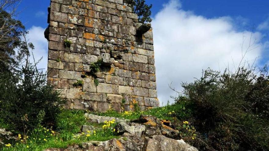 Los restos de la Torre de Cálago, en Vilanova de Arousa. // Iñaki Abella