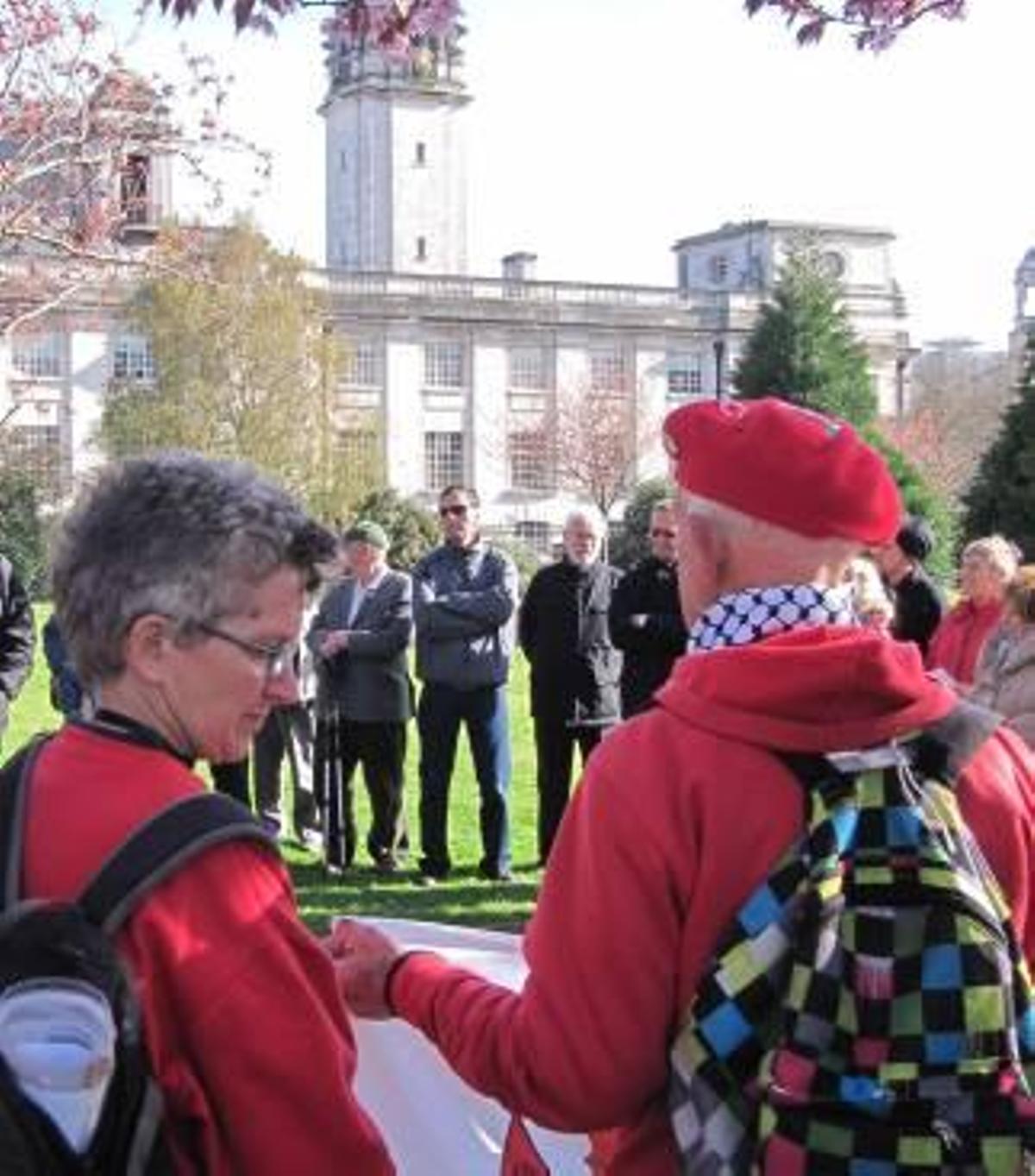 La comisión cívica de Alicante homenajea en Cardiff al capitán del Stanbrook