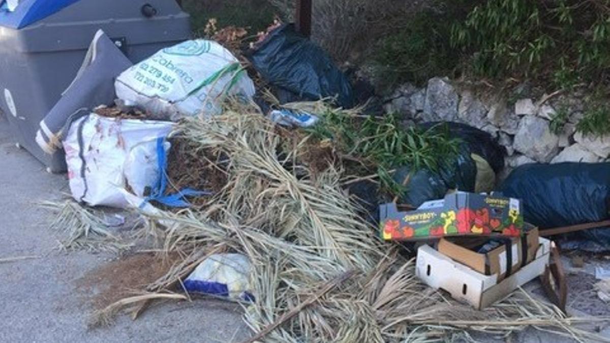 Vertidos ilegales junto a los contenedores de basura