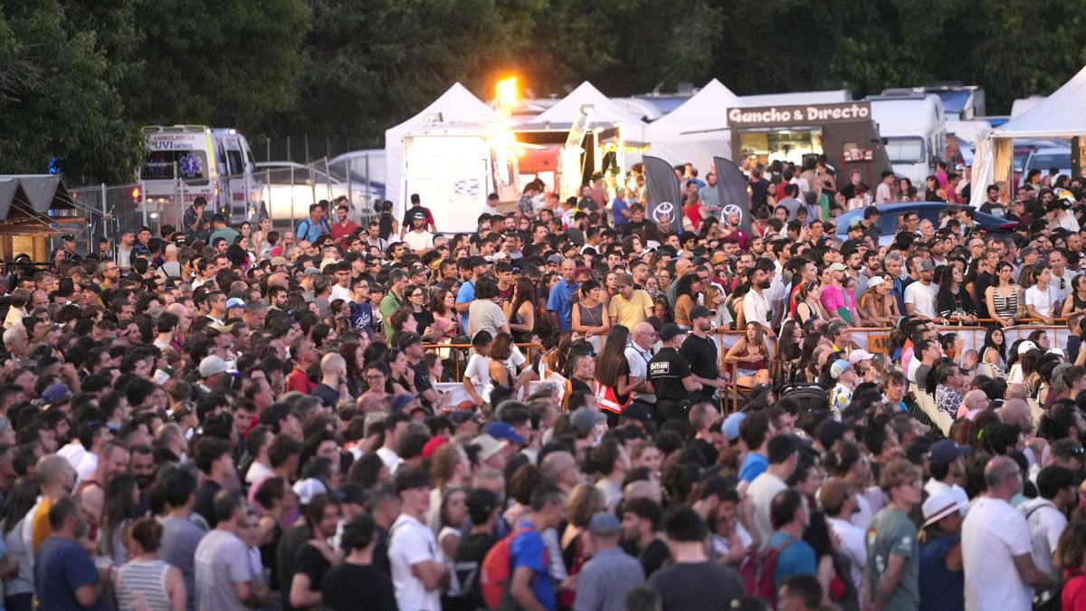 El público continúa atento a la competición mientras cae la noche sobre Alcobendas.