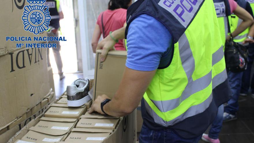 Agentes durante la intervención en la nave industrial de Manises