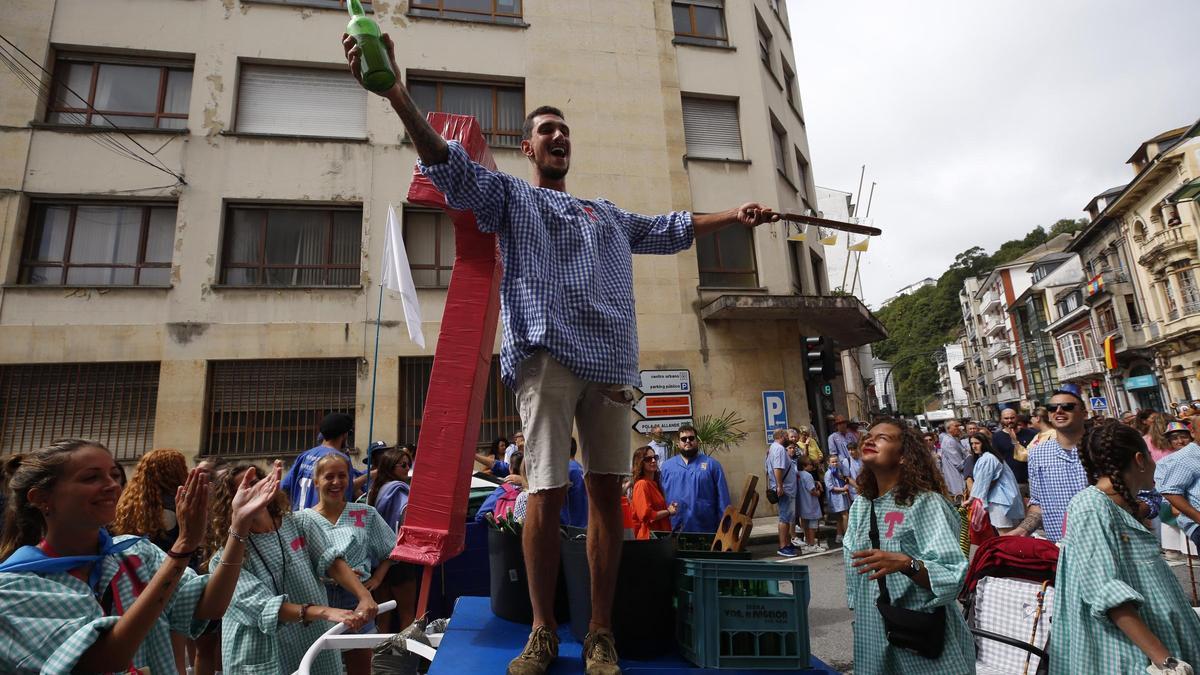 Un grupo de personas celebrando San Timoteo en el centro de Luarca.