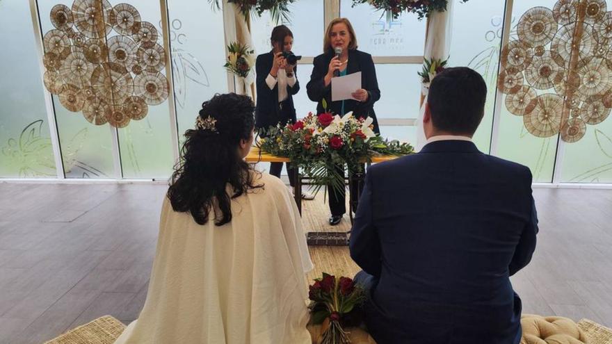 La concejala de Llanera Montse Alonso oficia una boda. | P. T.