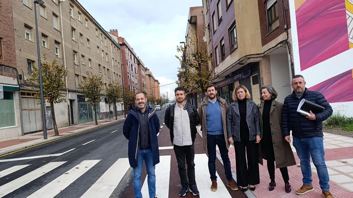Por la izquierda, Ángel García, Javier Rodríguez, el técnico municipal, Juan Freije; Mercedes Sáinz, y los técnicos municipales María José Fernández y Daniel Navarro.