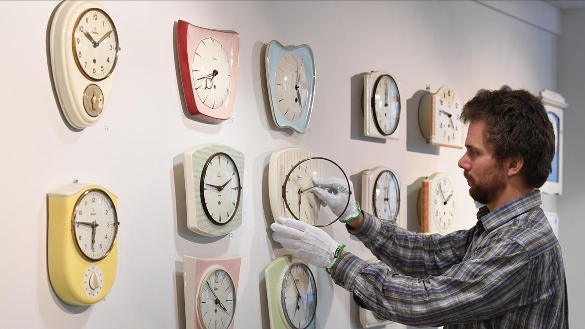 zentauroepp42611317 master watchmaker matthias beck moves the hands of some vint180323184853 zentauroepp42611317 master watchmaker matthias beck moves the hands of some vint180323184853