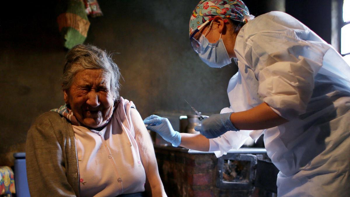 Ana Lucía Palacios recibe una dosis de la vacuna de Sinovac en su casa en Sumapaz, una zona rural del distrito de Bogotá, en Colombia.