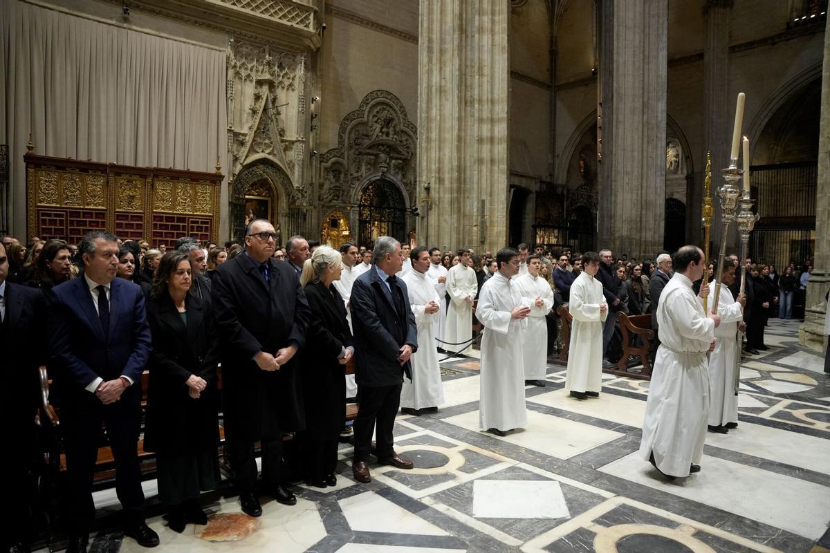 El alcalde de Sevilla, Antonio Sanz acompañado por los consejeros de la Junta de Andalucía y otras personalidades de la ciudad en el Funeral celebrado hoy en la Catedral de Sevilla. A 28 de enero de 2026 en Sevilla, Andalucía (España). El arzobispo de Sevilla, José Ángel Saiz Meneses, preside la misa funeral por las víctimas del accidente ferroviario de Adamuz y el maquinista sevillano, Fernando Huerta, fallecido en accidente de tren en Gelida (Barcelona). Asisten los consejeros de la Junta de Andalucía de Economía, Hacienda, Fondos Europeos y Diálogo Social, Carolina España; Turismo y Andalucía Exterior, Arturo Bernal, y Cultura y Deporte, Patricia del Pozo. En el trascoro de la Catedral. 28 ENERO 2026 Joaquín Corchero / Europa Press 28/01/2026. Antonio Sanz;;Joaquín Corchero;