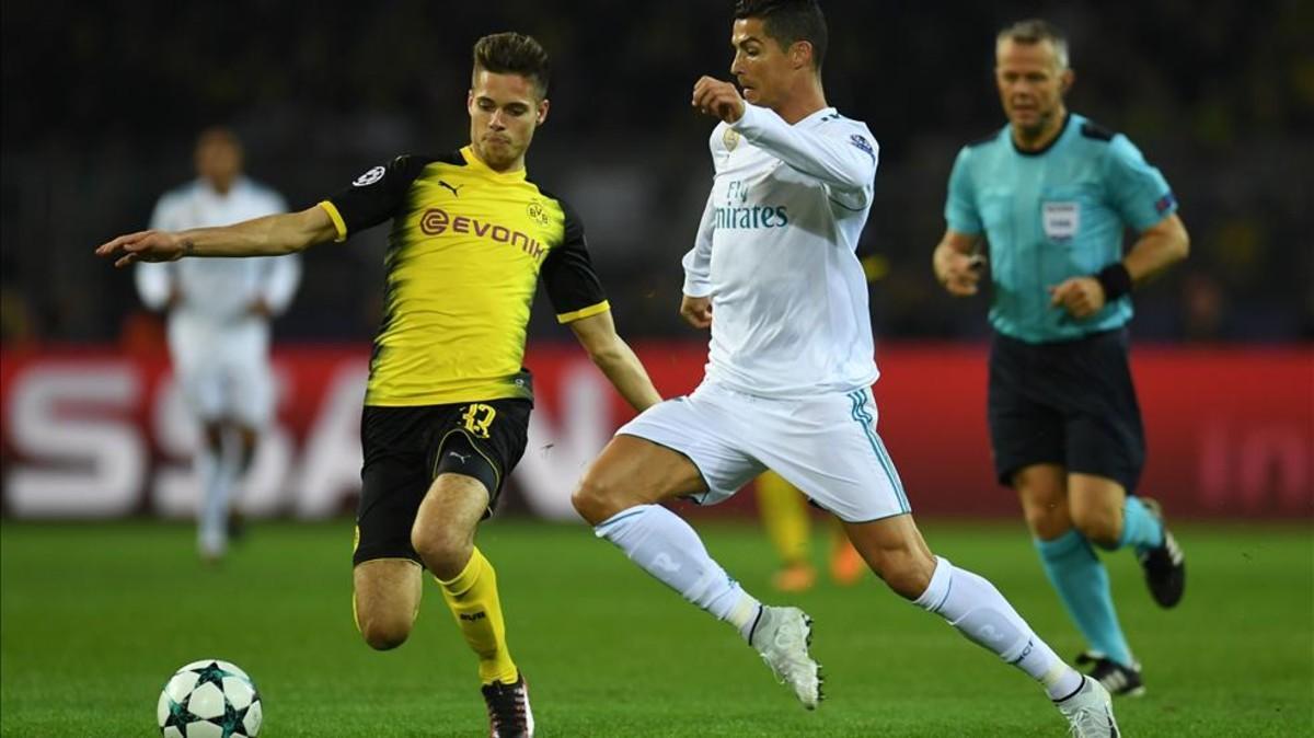 Cristiano Ronaldo intenta quitarle el balón a Weigl