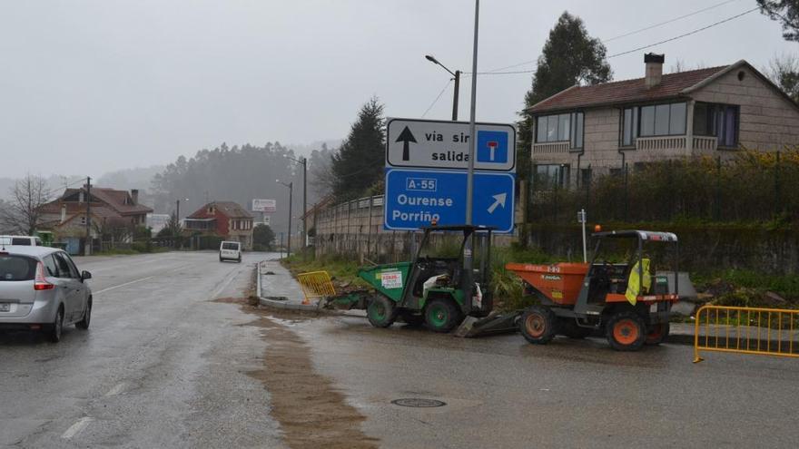 Estado de la construcción de las aceras en la Avenida de Puxeiros, en Mos. / FdV