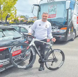 El "maquinón"que llevará Pogacar, al descubierto: así es la bici que prueba en Asturias el mejor equipo del mundo