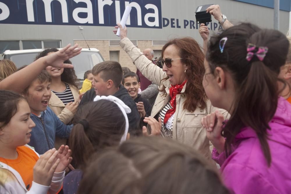 Botadura de chalanas de cartón en Marina Yates, en Gijón