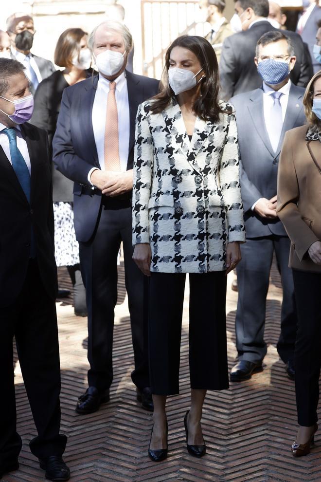 La reina Letizia con chaqueta de Uterqüe y pantalones 'culotte' en el acto de presentación del ganador del Premio Fundación Princesa de Girona 2021 en la categoría de Empresa