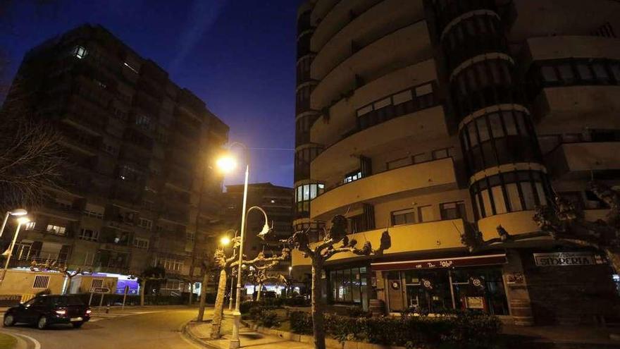 A la derecha, el edificio del número 2 de la calle Luis Treillard, en el que se declaró el incendio.