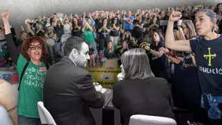 La huelga de educación en Asturias se radicaliza: barricadas, cortes de carreteras y una nueva concentración el domingo