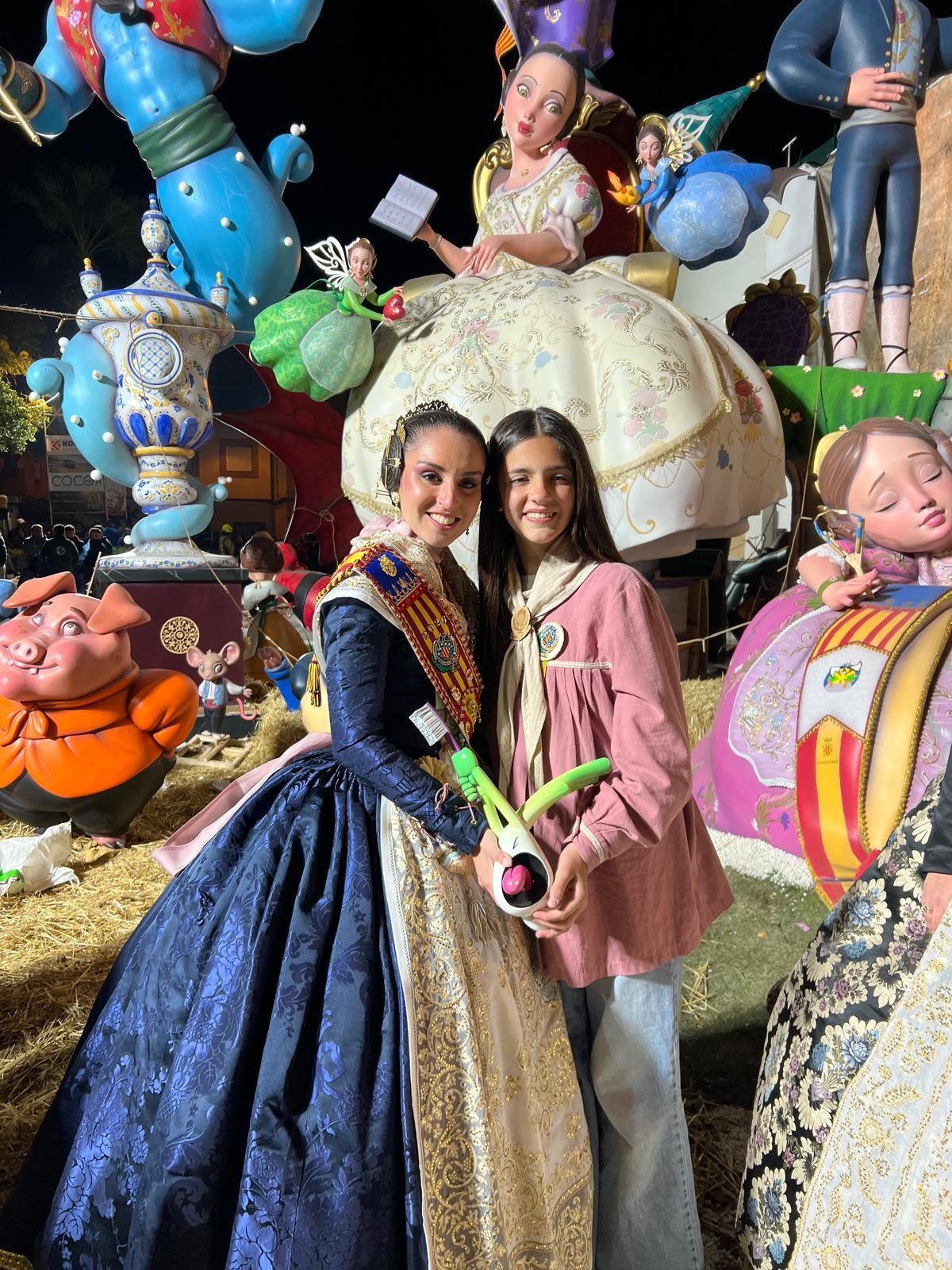 Las dos falleras mayores, antes de la 'cremà' de Rodrigo.