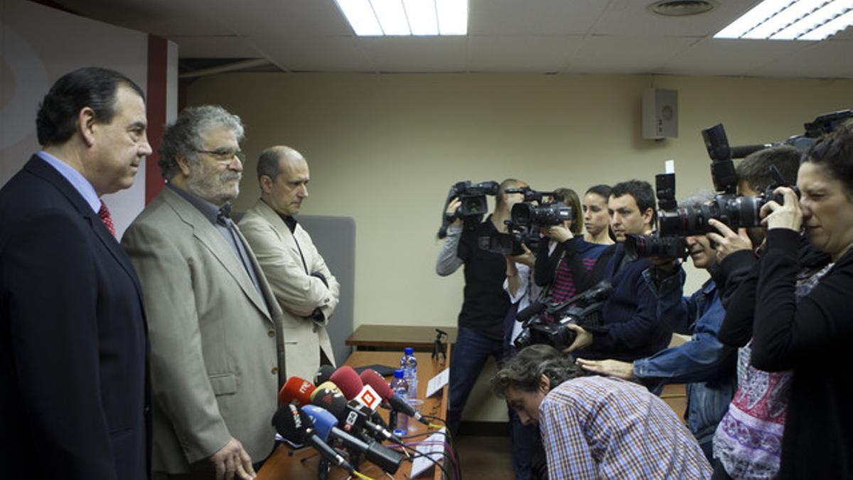 Albert Novell, del Foro Español de Pacientes, Fernando Vizcarro del Consell Col·legis de Metges (con corbata granate) y Antoni Gallego, de Metges de Catalunya (con barba), en la rueda de prensa sobre los recortes del Govern en Sanitat.