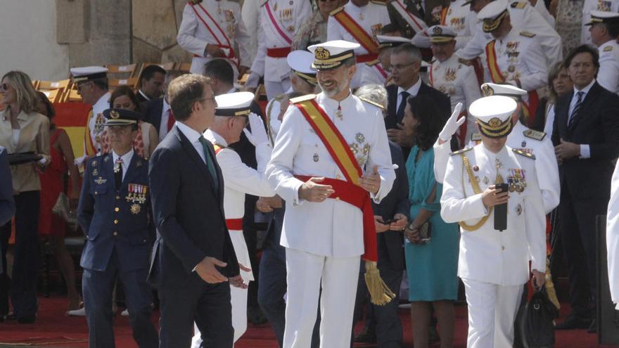 Feijóo y Felipe VI durante un acto en la Escuela Naval de Marín, en 2017 // Santos Álvarez