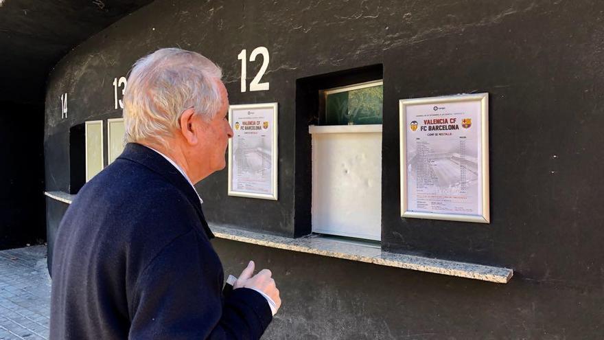 Un aficionado en las taquillas de Mestalla.