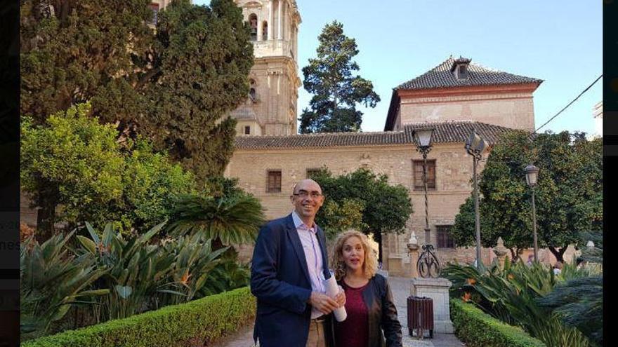 Los concejales de IU, Eduardo Zorrilla y Remedios Ramos, en los jardines de la Catedral.