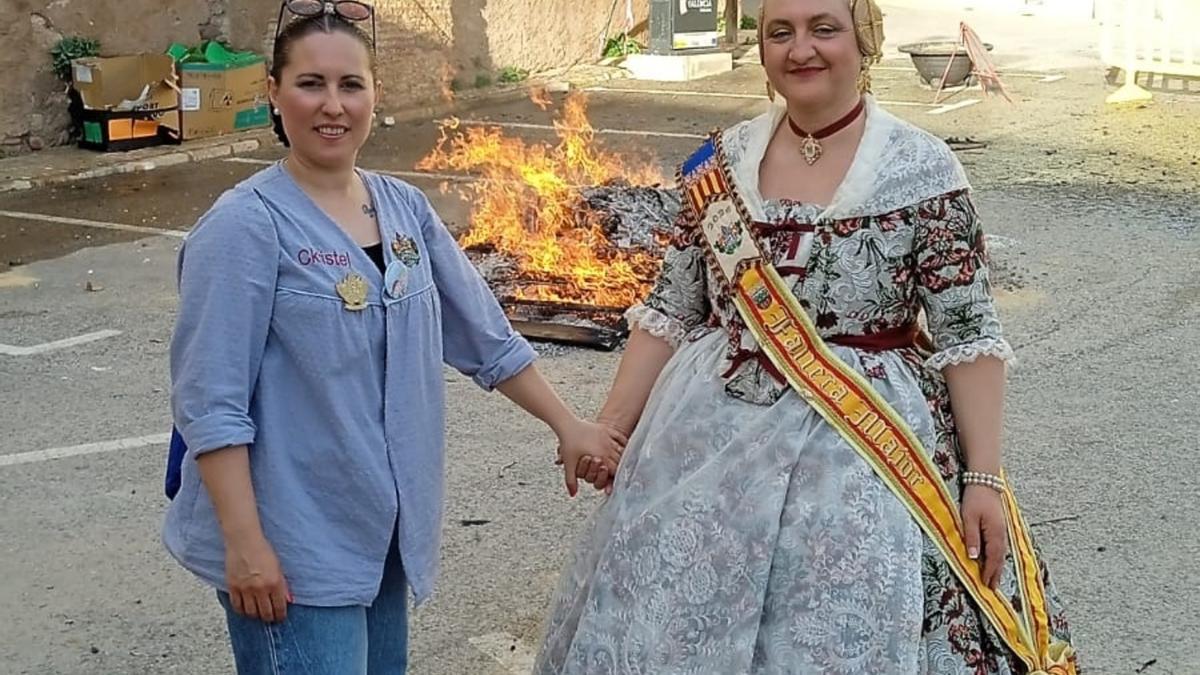 La «cremà» con la Fallera Mayor y la presidenta.