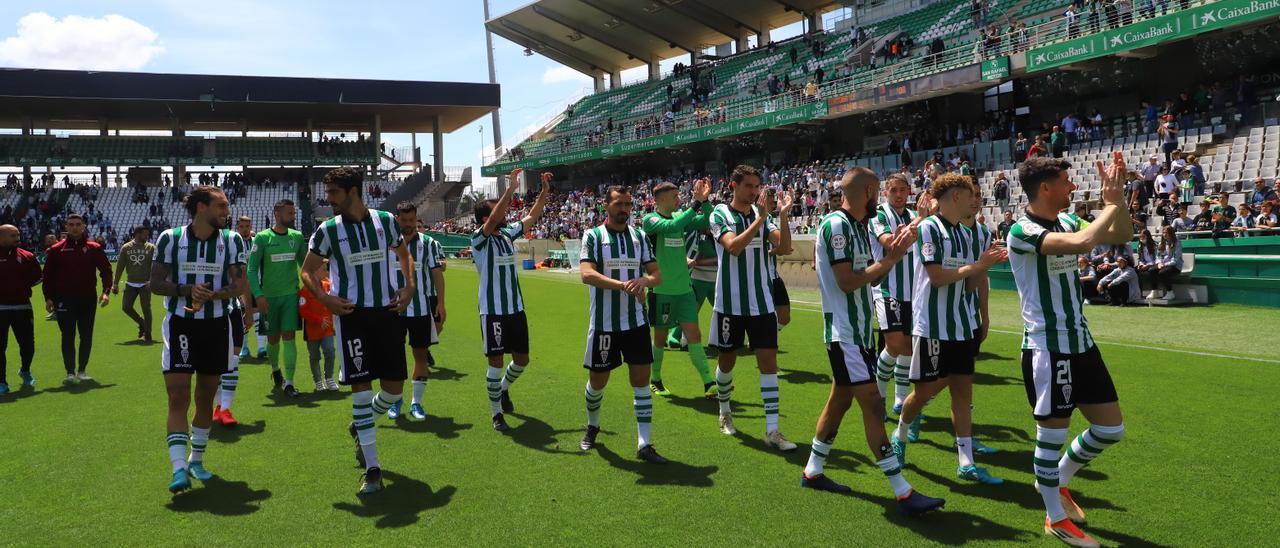 Los jugadores saludan a la afición en El Arcángel tras el partido ante Las Palmas Atlético.