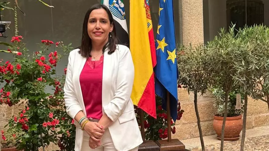 Angélica García: “Con el impulso de la Diputación de Cáceres, nuestros pueblos dejan de ser meros consumidores para convertirse en generadores de su propia energía”