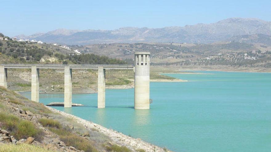 Aspecto que presenta este verano el embalse axárquico situado en el término municipal de La Viñuela.