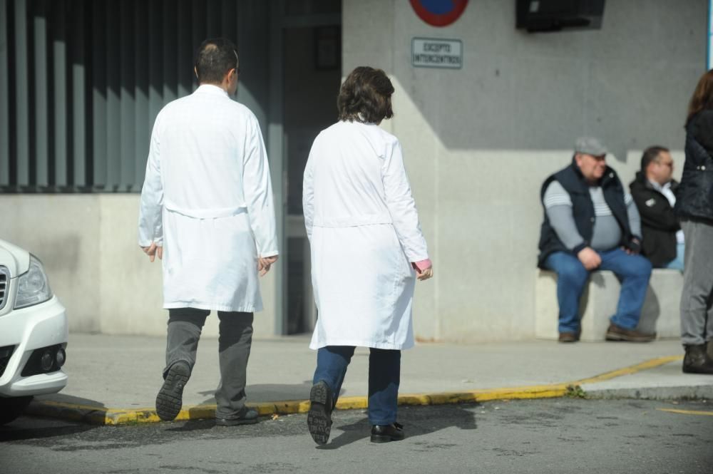 Once profesionales del Hospital de A Coruña, donde está ingresado, están aislados preventivamente en sus domicilios por haber mantenido contacto con el paciente.