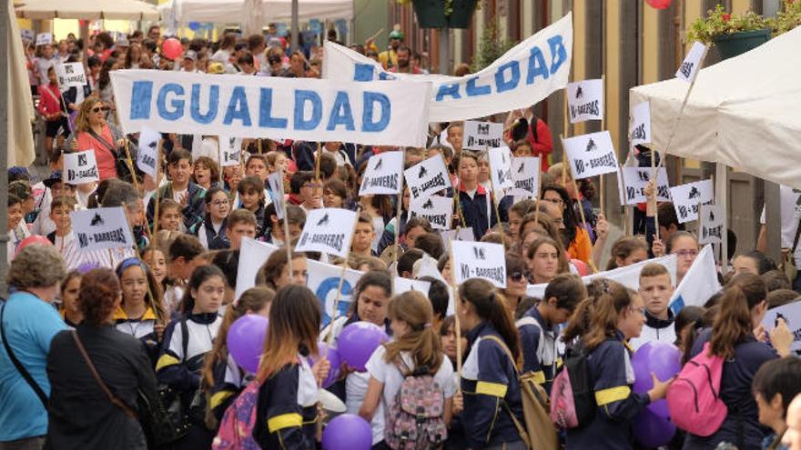 Imagen de los menores en una de las arterias de Arucas.