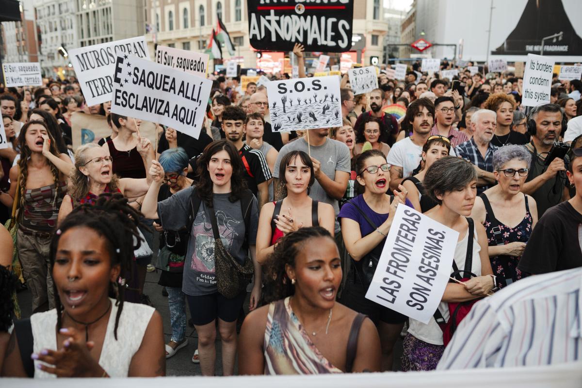 Varias personas durante una concentración contra el racismo en Ceuta, en la plaza de Callao