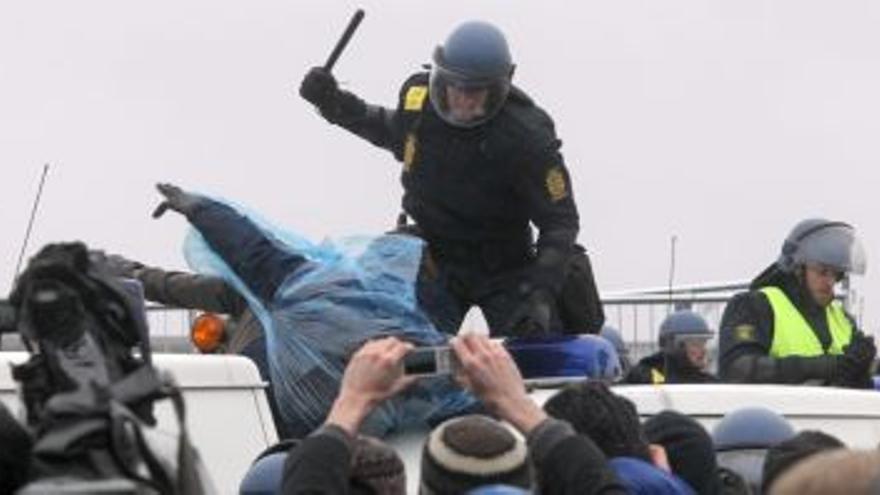 La policía detiene a 230 personas e intenta contener a los manifestantes junto a la Cumbre del Clima