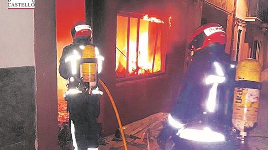 Logra salir de su casa antes de que el fuego la devore en Torreblanca