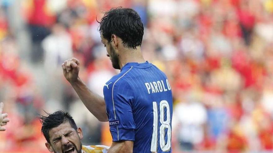 Nolito choca contra Parolo durante al partido frente a Italia. // Efe