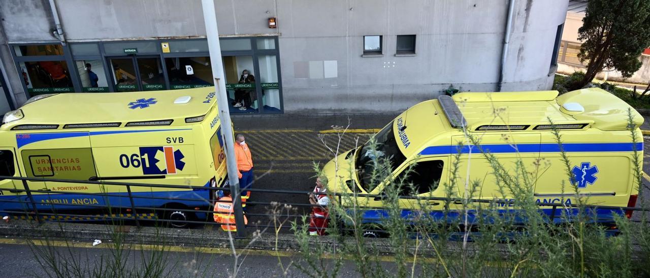 Dos ambulancias a su llegada ayer por la mañana al Hospital Montecelo. // RAFA VÁZQUEZ