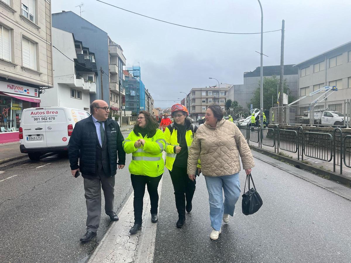 La alcaldesa de Cangas, Araceli Gestido (segunda izda.) y la edil de Seguridade, Pilar Nogueira (primera dcha.) con el jefe territorial de Educación, César Pérez Ares, en la visita a Rodeira.