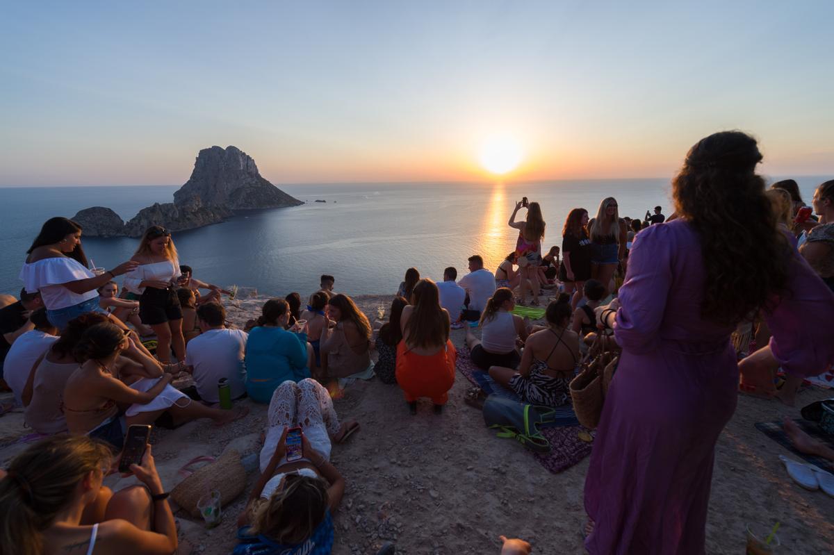 La cala Benirràs, aún estando al norte, cuenta con una orientación oeste que permite disfrutar del sol toda la tarde