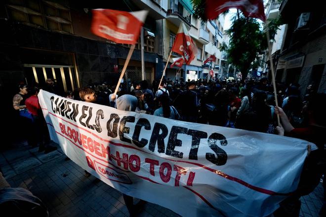 Más de un centenar de personas se concentran en Sant Andreu para frenar el desahucio de más de 50 residentes